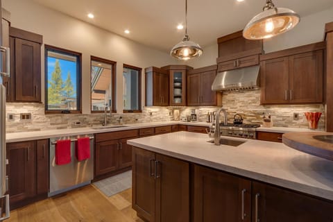 Sage Hen at Grays Crossing - Gorgeous 4BR 4BA Home w Private Hot Tub Casa in Truckee