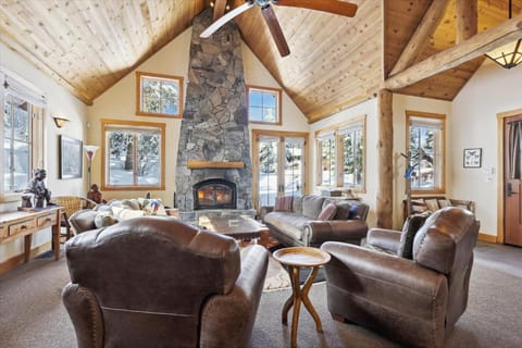 Silverado Lodge at Palisades - 4BR w Private Hot Tub & Ski Shuttle Haus in Palisades Tahoe (Olympic Valley)