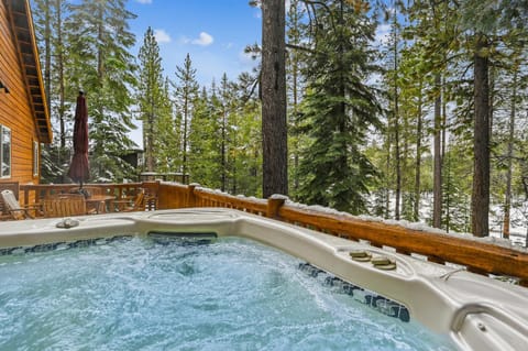 Ski View at Tahoe Donner - Stunning 4 BR w Private Hot Tub - HOA Amenities House in Truckee