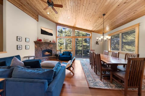 Skislope Manor - Spacious Tahoe Donner 4 BR with Gorgeous Home Theater and Hot Tub House in Truckee