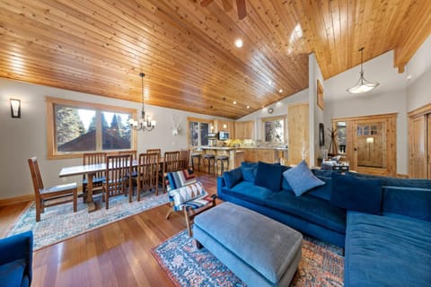 Skislope Manor - Spacious Tahoe Donner 4 BR with Gorgeous Home Theater and Hot Tub House in Truckee