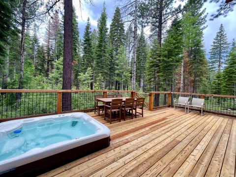 Snowbird Retreat at Northstar - Beautiful 4BR with Private Hot Tub, Free Ski Shuttle, HOA Amenities Haus in Northstar Drive
