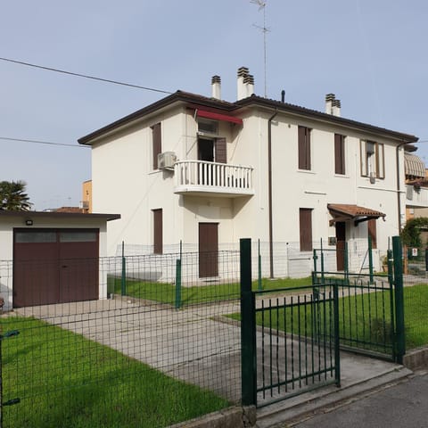 Property building, Garden, Parking