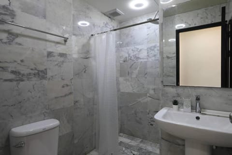 Shower, Toilet