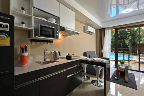 Kitchen or kitchenette, Dining area, minibar, stove, air conditioner