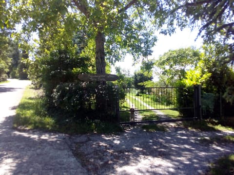 Property building, Facade/entrance, Property logo or sign, Garden, View (from property/room), Garden view, Street view, Area and facilities