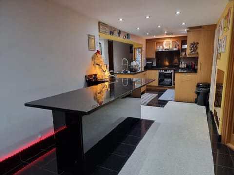 Entire Spacious 4 Bedroom Zen House with Garden View Maison in Bromley
