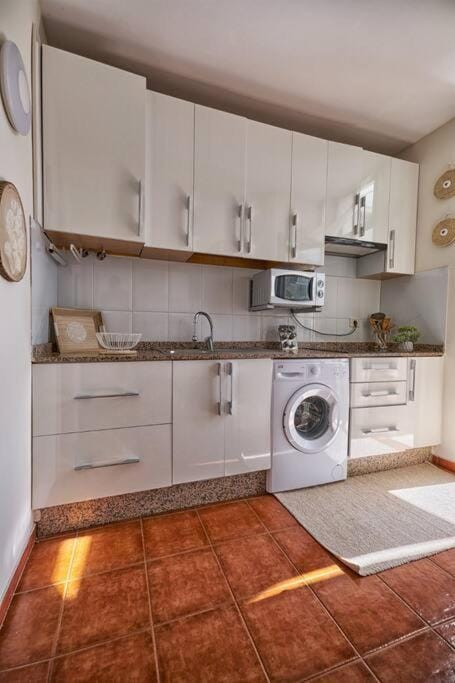 Kitchen or kitchenette, minibar, stove, toaster, washing machine