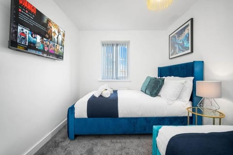 Contractors & Families Delight - Spacious 3-Bed Accommodation Sleeps 7, Snooker Table, Smart TV, Netflix, Parking, Derby City Centre House in Derby