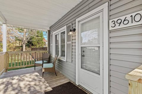 New! Warm & Cozy 3BR w/ Hot Tub, Firepit & BBQ! Condo in Mount Clemens
