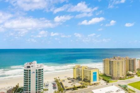 Oceanside Duo - Double Room, Water Views, Pool & Beach Access, Free Parking House in Daytona Beach Shores