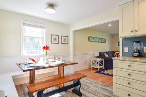 Quintessential Cape directly on the Cape Cod Rail Dog Friendly Casa in Chatham