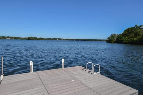 Lakefront Home with Private Dock SUPs and Game Room Casa in Centerville