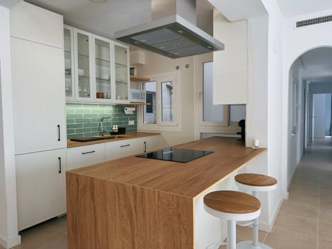 Kitchen or kitchenette, dishwasher, minibar, stove