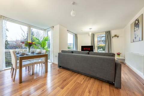 2 Bed Flat in Brentford with Parking Condo in Brentford