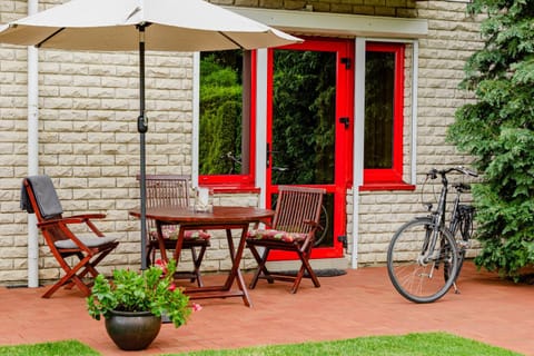 Patio, Facade/entrance, Day, Garden, Dining area, Cycling, Garden view