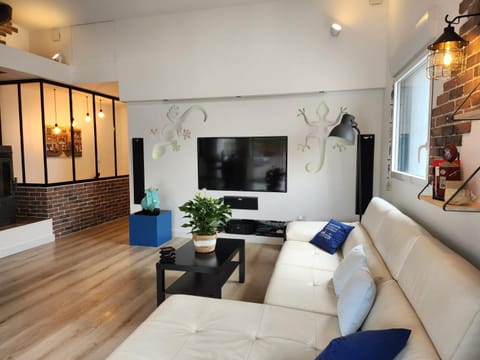 Communal lounge/ TV room, TV and multimedia, Living room, Lounge or bar, Seating area, internet