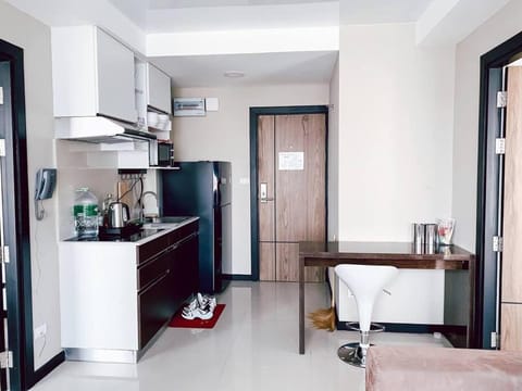 Kitchen or kitchenette, Dining area, minibar, stove