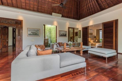 Eshara 21 our Luxury 5BR Villa Escape and huge pool Oberoi Beach Villa in Kuta