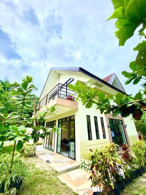 4 Bedrooms Guesthouse with Pool and Mangrove Park Chalet in Central Visayas