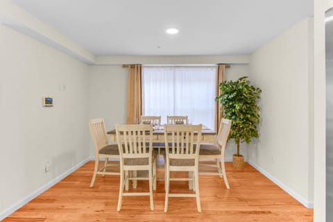 Cozy 3BR Newark Apt with Easy Access to NYC and Seton Hall Condominio in Irvington