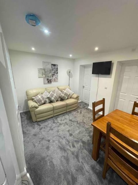 Stylish Charming London Flat Ruislip -Free Parking Apartment in London Borough of Hillingdon