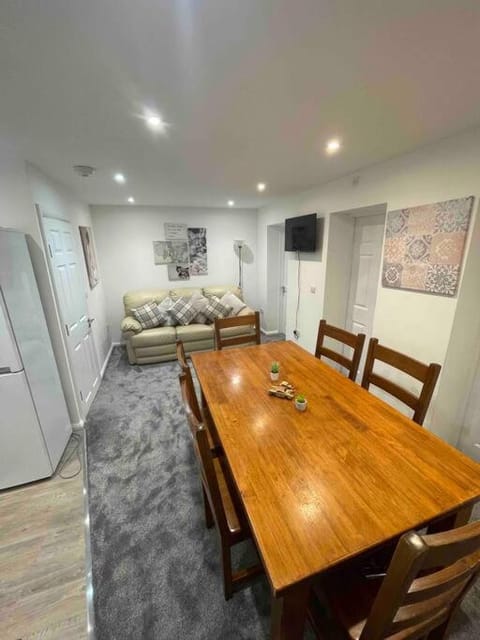 Stylish Charming London Flat Ruislip -Free Parking Apartment in London Borough of Hillingdon