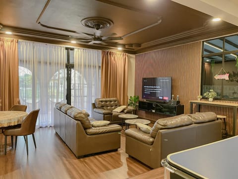 Communal lounge/ TV room, TV and multimedia, Living room, Seating area, Evening entertainment