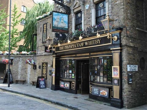 Family home in historic Wapping Apartment in London Borough of Southwark