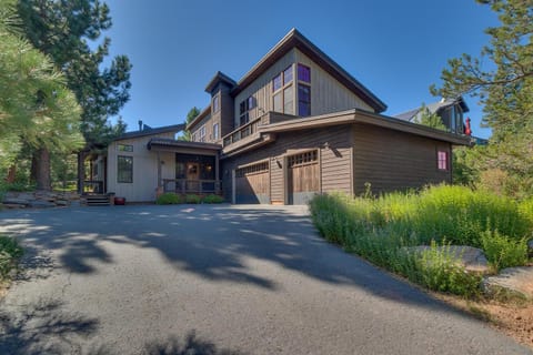 Norse Hall in Tahoe Donner - Gorgeous Home with Private Hot Tub and Gourmet Kitchen House in Truckee