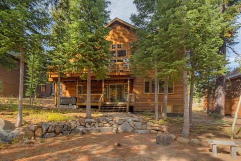 High Altitude at Tahoe Donner - Huge 4 BR with Private Hot Tub, Pool Table, Ping Pong, HOA Amenities House in Truckee