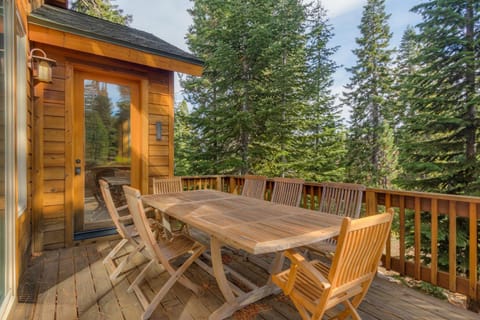 High Altitude at Tahoe Donner - Huge 4 BR with Private Hot Tub, Pool Table, Ping Pong, HOA Amenities Haus in Truckee