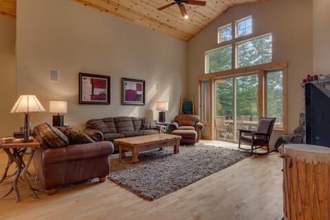 High Altitude at Tahoe Donner - Huge 4 BR with Private Hot Tub, Pool Table, Ping Pong, HOA Amenities House in Truckee