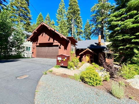 Edelweiss Retreat- Close to Lake and Ski Resorts- Pet Friendly- Hot Tub House in Tahoe City