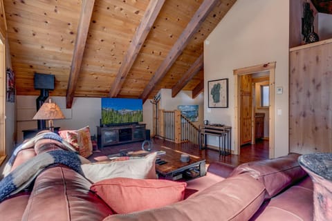 Edelweiss Retreat- Close to Lake and Ski Resorts- Pet Friendly- Hot Tub House in Tahoe City