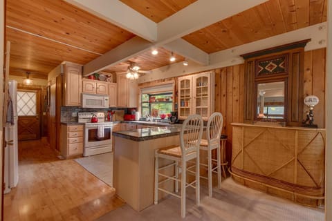 Cozy Wood Cabin- Updated- Hot Tub- Fireplace- Backs to Forest Casa in Dollar Point
