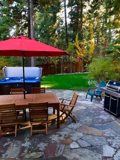 Fountain Cottage- Hot Tub- Pet Friendly- Walk to Dining, Short Drive to Skiing House in Tahoe City