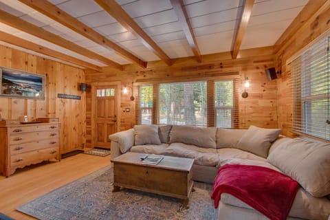 Fountain Cottage- Hot Tub- Pet Friendly- Walk to Dining, Short Drive to Skiing House in Tahoe City
