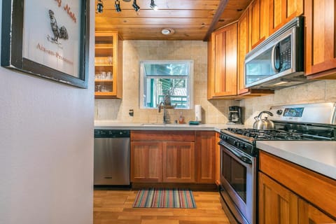 Hidden Willow at Tahoe Park - Cozy 2 BR Cabin, Walk to Dining, Near Skiing House in Tahoe City