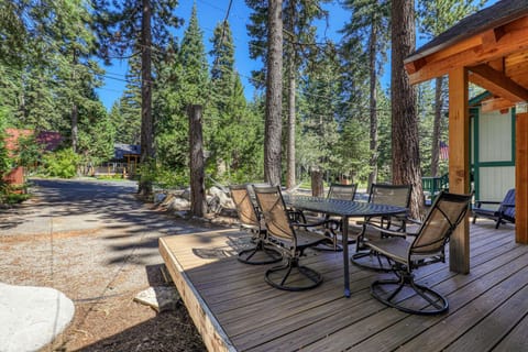 Hidden Willow at Tahoe Park - Cozy 2 BR Cabin, Walk to Dining, Near Skiing House in Tahoe City