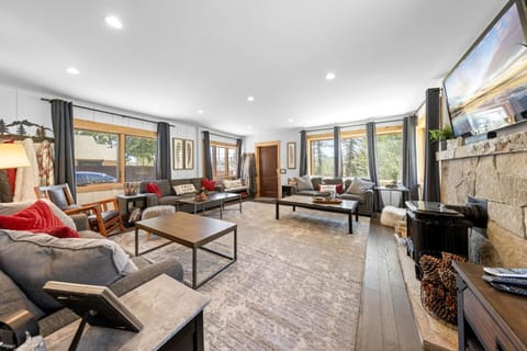Rustling Grove in Tahoe City - Pet-Friendly, Walking Distance to Downtown and Lake - Private Hot Tub House in Tahoe City