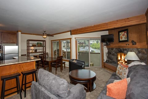 Palisades Tahoe Ski Condo - Remodeled 2 BR, Walking Distance to Lifts & Village House in Palisades Tahoe (Olympic Valley)