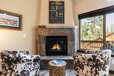 Pinecrest at Winter Creek- Cozy Cabin w Hot Tub, Walk To Downtown Truckee Haus in Truckee