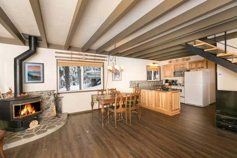Pineland Chalet in Tahoe City - Classic Cabin Wood Fireplace Dog Friendly House in Tahoe City