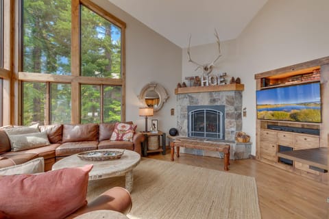 Tahoe Point of View - Amazing Lake Views at this 4BR w Hot Tub, Sauna, Near Skiing House in Tahoe City