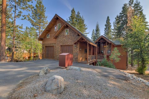 Tahoe Rim Retreat - Spacious 4BR with Pool Table and Private Hot Tub - Pet Friendly! House in Tahoe Vista