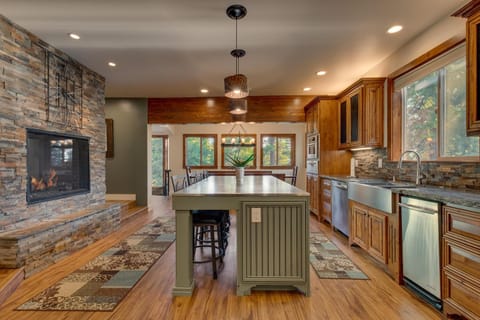 Tahoe Rim Retreat - Spacious 4BR with Pool Table and Private Hot Tub - Pet Friendly! Haus in Tahoe Vista