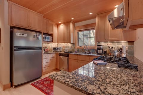 Tahoe Time on North Shore - 4 BR Cabin w Private Hot Tub, Pet Friendly, Walk to Dining House in Tahoe Vista