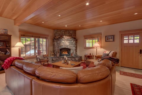 Tahoe Time on North Shore - 4 BR Cabin w Private Hot Tub, Pet Friendly, Walk to Dining Casa in Tahoe Vista