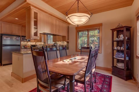 Tahoe Time on North Shore - 4 BR Cabin w Private Hot Tub, Pet Friendly, Walk to Dining House in Tahoe Vista